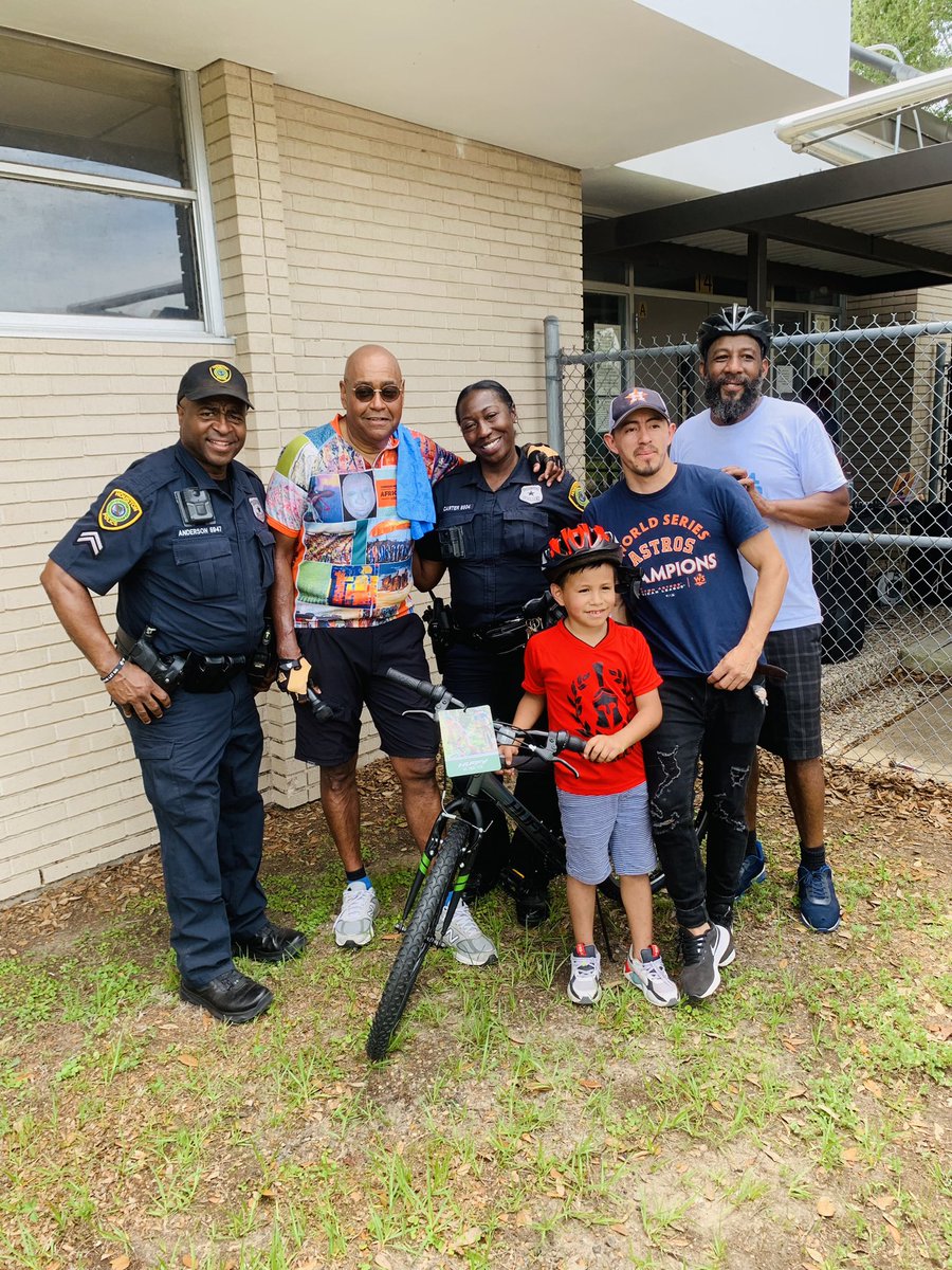 HPDOCAAALIAISON's tweet photo. Hello Houston! North Community Service Division participated in the Bike Rodeo at J. Routh Smith Elementary School. Thanks to Alonzo Mims and Commissioner Rodney Ellis #HPDOCA #KingsBikesandHikes #SmithElem #CommissionerRodneyEllis https://t.co/swS1upbD8h