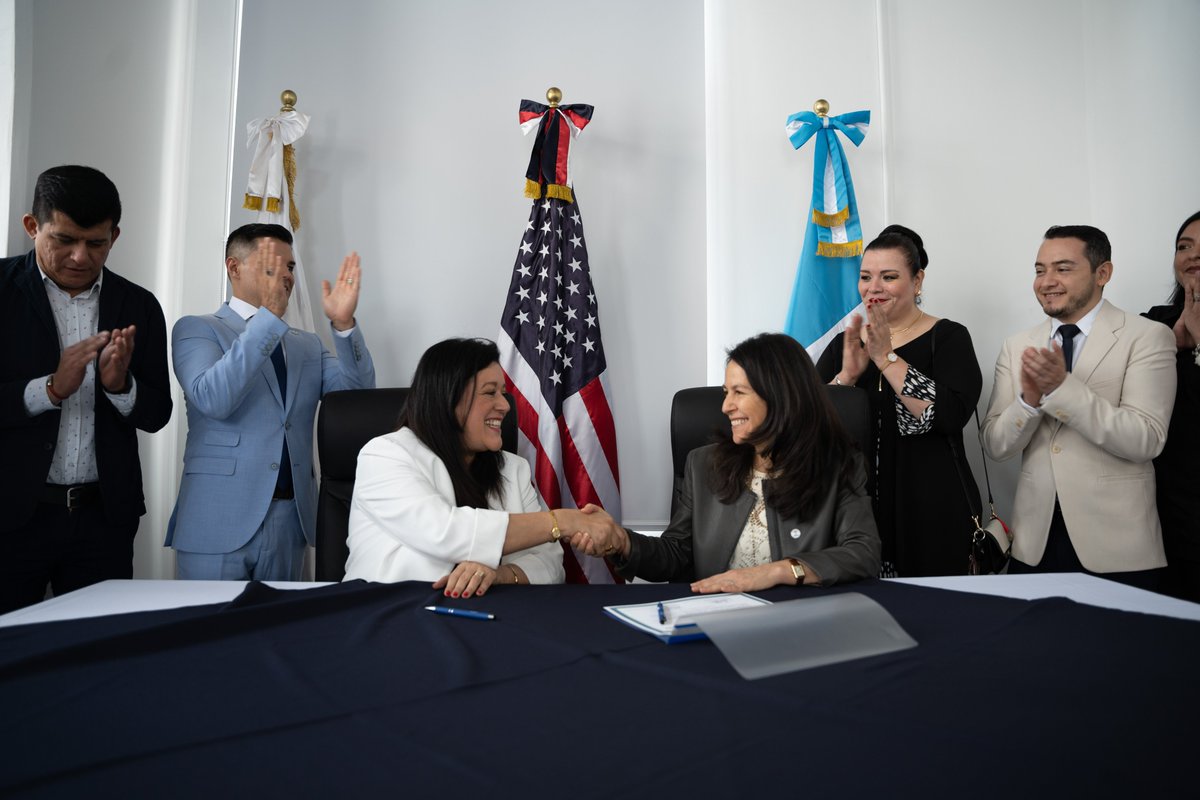 As we mark #PEPFAR20, we recognize the work we still have to do to #EndAIDS2030 and reduce the stigma around the disease. Proud to sign this new award with @asociacionpasmo to increase local HIV service capacity in 🇬🇹, 🇸🇻, 🇭🇳 & 🇵🇦.