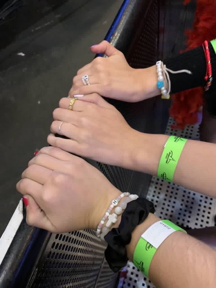 94fearlover's tweet photo. RT for good luck at your next concert. https://t.co/SXQwfqQsL5