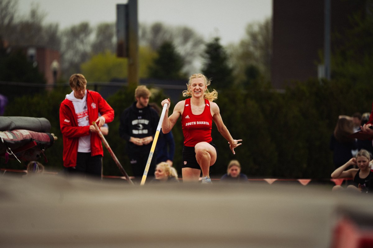 The women's pole vault squad finished the season at No. 1 and the Coyote women are No. 29 as a squad in the latest USTFCCCA rankings. 👏

📰: Yote.us/3MPjkP4

#GoYotes x #WeAreSouthDakota 🐾