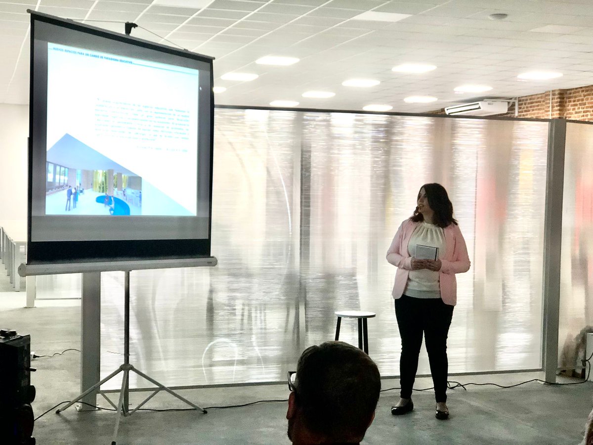 unrnvalle's tweet photo. #OrgulloUNRN | Ana López Serna se convirtió en la primera graduada de la carrera de Arquitectura de la #UNRN
👩🏫En un emotivo acto y con un Laboratorio Preprofesional de Arquitectura colmado, Ana defendió y aprobó con nota 10 su trabajo final
🔻Más info > https://t.co/9sQiuwjC1k https://t.co/s4s7vgksWt