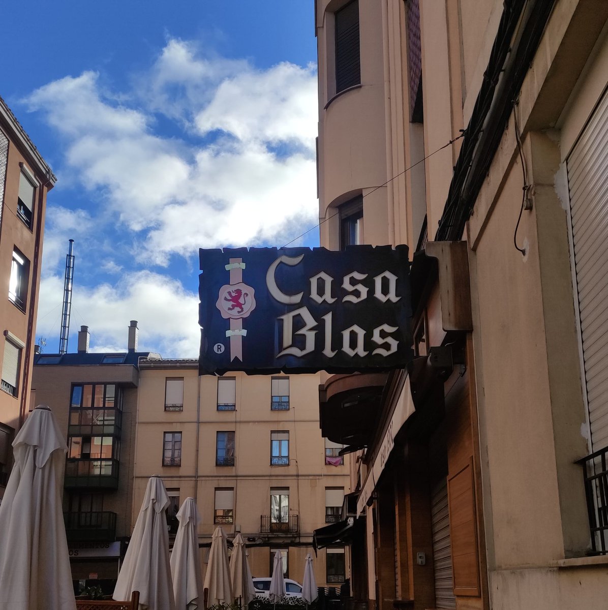 Casa Blas // Calle San Piro n°1 // León

Toda la historia, en instagram 📸👇🏻
instagram.com/ele.mayuscula.…

Foto: <a href="/ordasjavier/">Javier Ordás</a> 

<a href="/patrimografico/">Red Ibérica en Defensa del Patrimonio Gráfico</a> #patrimoniografico #leonesp #rotulandia #tipografías #rotulos #CasaBlas #LMayuscula #signs #storesigns #photography