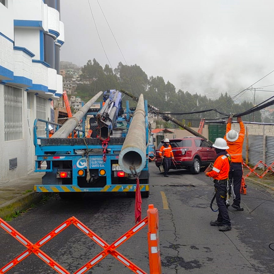 Empresa Eléctrica Quito on Twitter "En el sector de SanCarlos