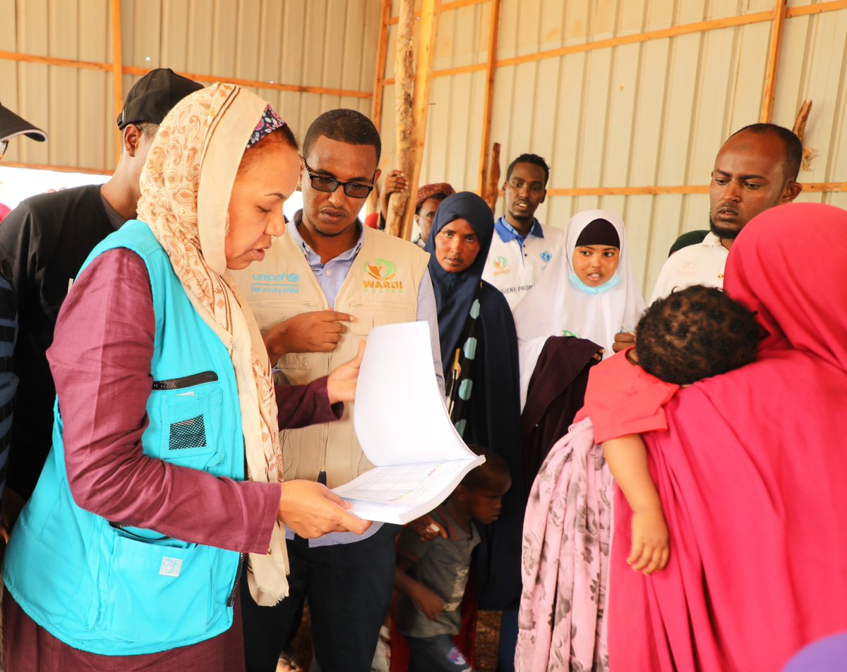 unicefsomalia's tweet photo. #UNICEF Representative @SaeedWafaa on a field mission in #Beledweyne to assess &amp; highlight the impact of the floods and our interventions in the area.

#UNICEF has responded by providing 14 mt of #nutrition supplies, distributing #safewater &amp; supporting mobile health clinics. https://t.co/9iegFYKwOn