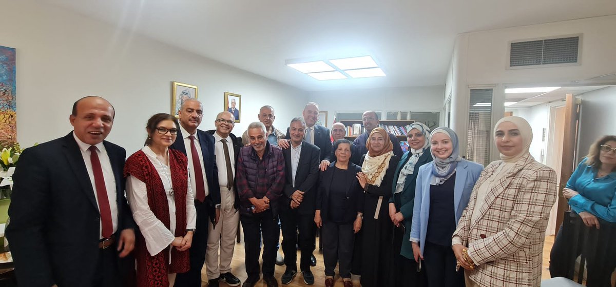 Palestine_in_UK's tweet image. H. E. Ambassador @hzomlot received in London last week a group of Palestinian academics who visited the UK as part of an exchange programme with British universities. We are proud of our acadamics and universities for investing in the future and thankful for their UK counterparts…