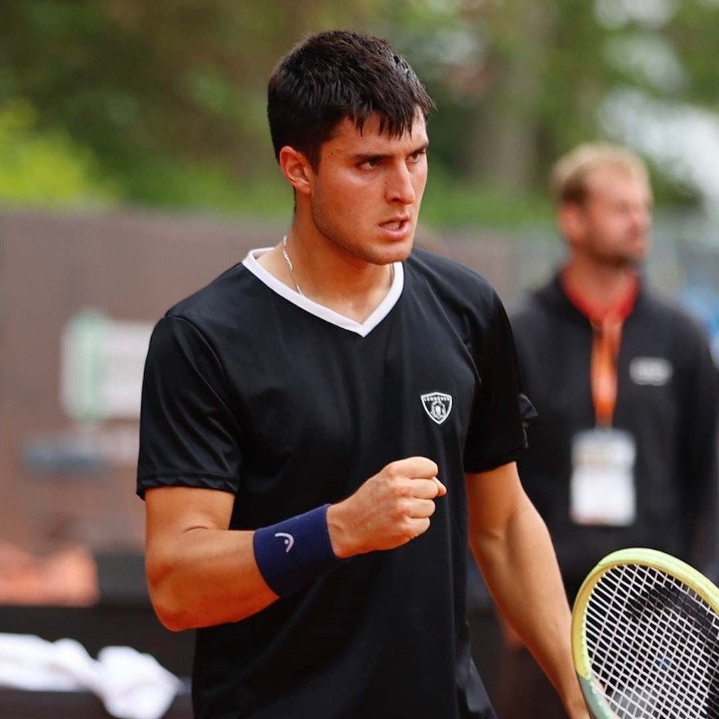 ATPTour_ES's tweet photo. ¡Una semana inolvidable! 👏👏

🇪🇸 Pablo Llamas sumó su primer triunfo ATP Tour en el @OpenParcARA y competirá ante el No. 🔟 mundial.

Hablamos con el gran talento andaluz 👇