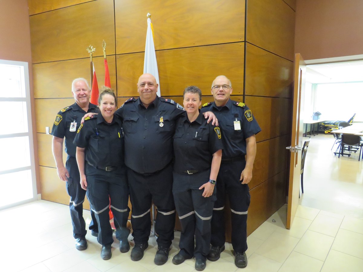 🚑Paramedic Services Week🚑

Robert Lavigne was awarded the Governor General of Canada’s EMS Exemplary Service Medal in 2022 but was unable to attend the ceremony at council last fall.

Mayor Towndale recently decorates ACP Lavigne.