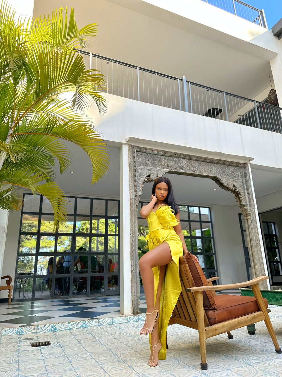 SheilahGashumba's tweet photo. Too many ants telling bees how to make honey OOTD @FashionNova https://t.co/iYt9vVotUj