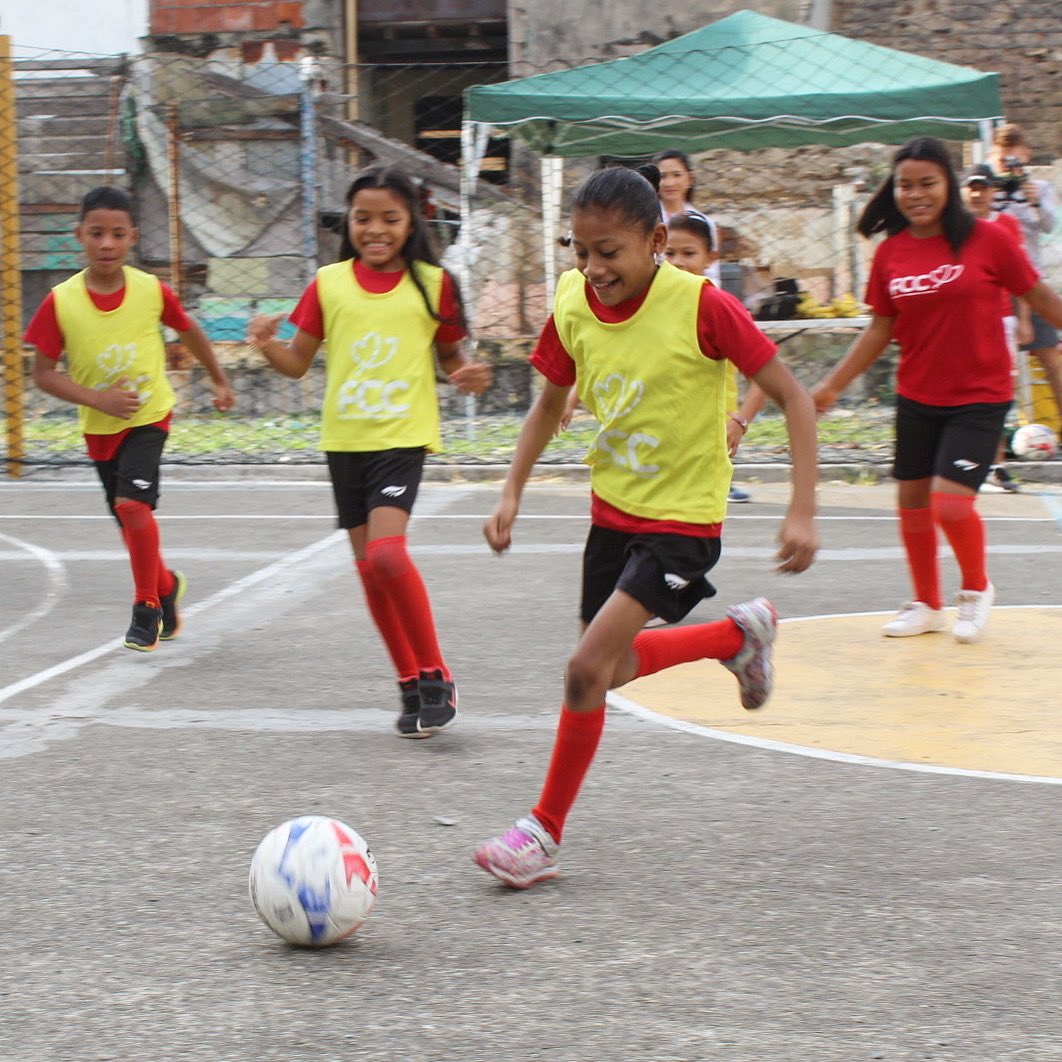FccPty's tweet photo. El fútbol es un facilitador para el desarrollo y empoderamiento Femenino, 💪🏻por eso es nuestra herramienta para romper barreras e impulsar la equidad de género. Hoy #diainternacionaldelfutbolfemenino queremos celebrar la inclusión y la igualdad en las canchas. 🙋♀️
#fccpty #panama https://t.co/bvdMS8LTvq