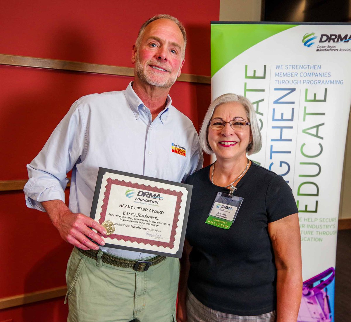 ctemag's tweet photo. Congratulations Garry Jankowski, application specialist at @SandvikCoro_US, on receiving the Dayton Region Manufacturers Association's Heavy Lifter Award! The award recognizes Jankowski as one of its most active career event volunteers.👊 #CTEplus https://t.co/ALaVcdBYR7 https://t.co/Ng8JzRzYuP