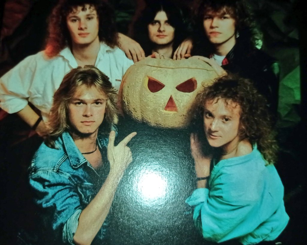 XIBILXIC's tweet photo. 36 años, nomaaaas! 🤭🤭 @helloweenorg 🇩🇪 #keeperofthesevenkeys #Helloween #imalive #followthesign #ALittleTime #FutureWorld #HeavyMetal #80s #vinylcommunity #powermetal #hansen #kiske #weikath #schwichtenberg #grobkopf https://t.co/QihRtveuFM