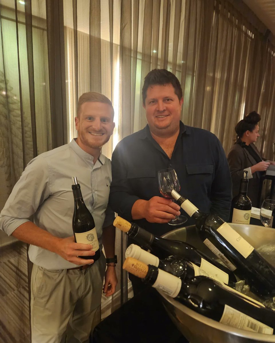 Justin van Wyk (R) Constantia Glen Cellarmaster All round cool guy 😎 & Alex Greenleaf his joburg representative #MiguelChan #Sommelier #Africa #ConstantiaGlen #HydePark #Constantia #VanWykWines #Sandton #SouthAfrica #Wine #SandtonCentral #Farmall #WineBar #SouthernSun #SSHP