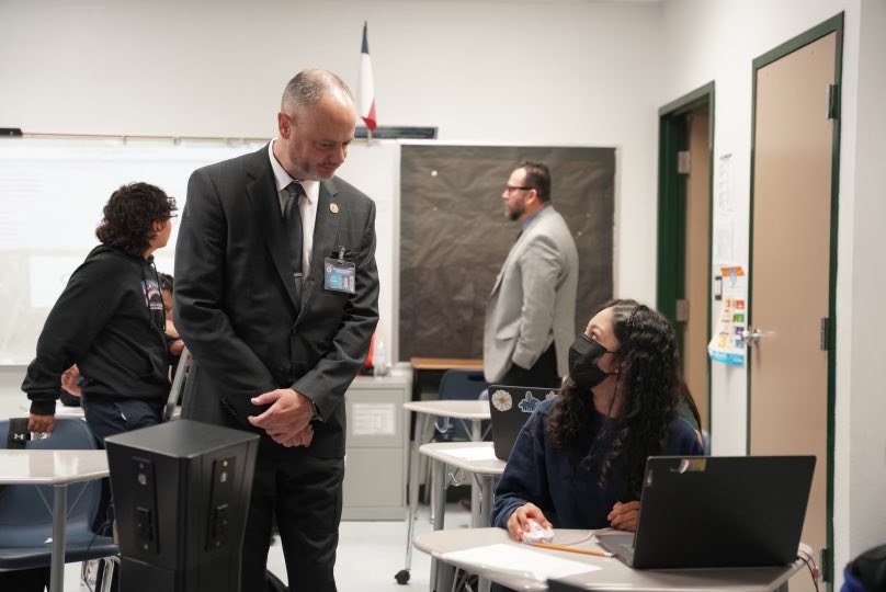 CarmanNate's tweet photo. Great time visiting with the Stallions at @WDSlider_MS. The great support and guidance at Slider is awesome, giving #TeamSISD students the confidence knowing they had a great year and are ready for the next level of success. Way to go, Stallions! https://t.co/iyqNO4ioVX
