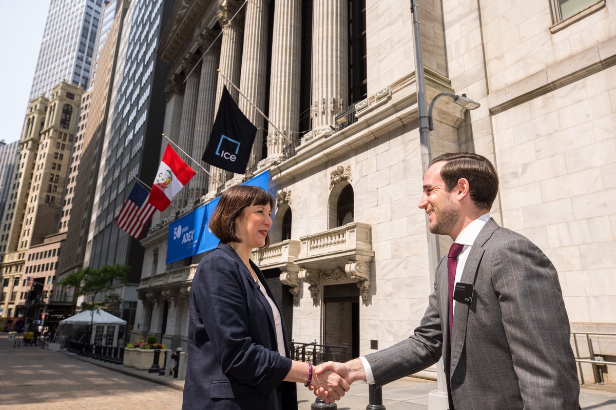 UKLabour "RT <a href="/RachelReevesMP/">Rachel Reeves</a>: Only a Labour Government will strengthen Britain's economy and get it firing on all cylinders. 

We have the ambition and ideas to help our country lead on the world stage. 

With Labour, Britain will be open for busines… "