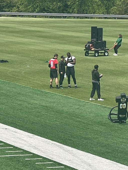 NFLTradeNews's tweet photo. #Jets Aaron Rodgers off to the side, favoring his ankle, checking it. Something clearly is not right.  @diannaESPN https://t.co/QEmFQ4j1O5