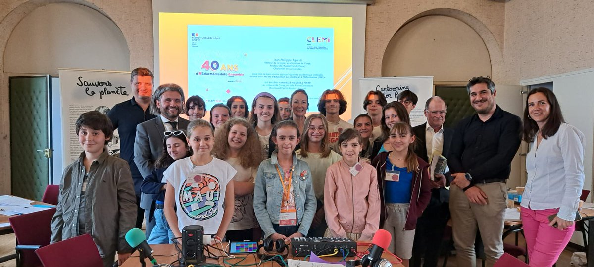 Le recteur <a href="/PhiAgresti/">Jean-Philippe Agresti</a> a félicité les élèves: 'La webradio est un bon vecteur. Vous mobilisez des compétences et des connaissances. Vous êtes allés chercher dans différentes disciplines, l'histoire, les tournures grammaticales, l'éloquence. C'est une bonne méthode de travail.'