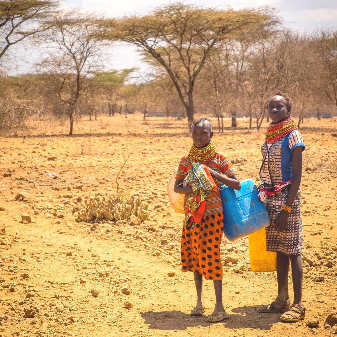 WellAwareWorld's tweet photo. Women and girls in developing countries are responsible for #watercollection in 8 out of 10 households, and are more likely to miss school than boys (WHO and UNICEF).
BUT, when there is access to #cleanwater, education rates for girls rise by 58%!💧👏
📷: Manny Pandya https://t.co/hl3u63l25o