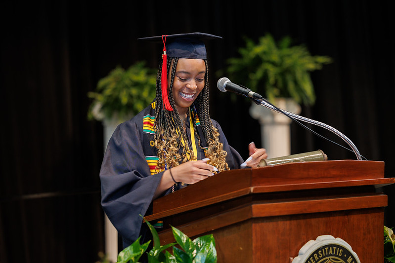 (2/3) <a href="/janaetay18/">Janae Taylor</a> served as master of ceremonies. Read <a href="/byEliHoff/">Eli Hoff</a>'s Thoughts of the Class and alumni speaker <a href="/nikdeogun/">Nik Deogun</a>'s remarks: journalism.missouri.edu/2023/04/school…