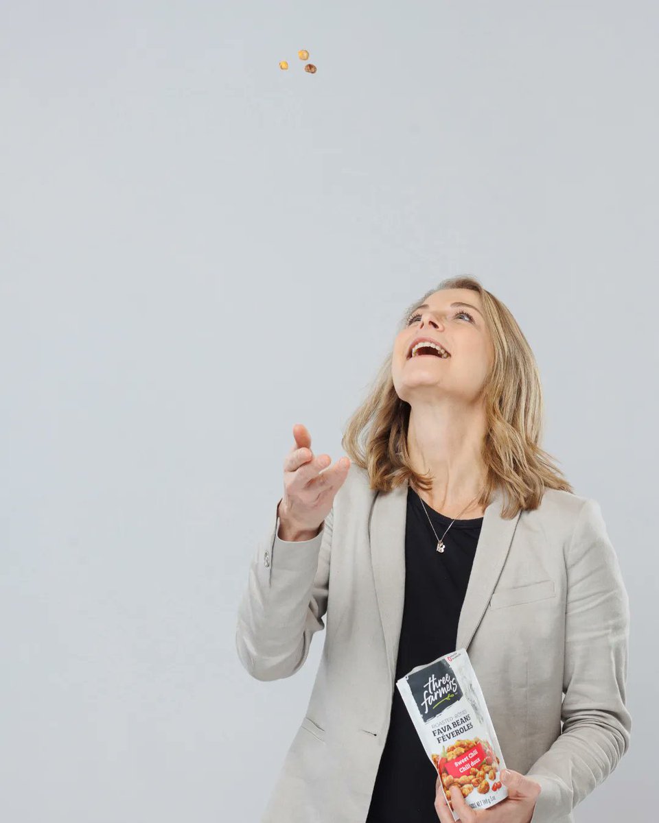 ThreeFarmers's tweet image. Check out Natasha Vandenhurk's fava catching skills! She's the CEO of Three Farmers and we're lucky to have her leading the charge and inspiring us every day to create delicious, healthy snacks that are good for you and good for the planet. 

#ThreeFarmersFoods #CEO #MomBoss