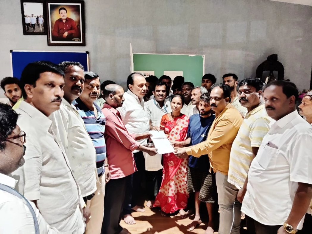 mkrishnappa_MLA's tweet photo. #ಬೆಂಗಳೂರು ನಗರದಾದ್ಯಂತ ಸುರಿದ ಬಾರಿ ಮಳೆಗೆ ರಾಜ ಕಾಲುವೆಯಲ್ಲಿ  ಕೊಚ್ಚಿ ಹೋಗಿ ಮೃತಪಟ್ಟ ಕೆ.ಪಿ.ಅಗ್ರಹಾರ ವಾರ್ಡ್ ವ್ಯಾಪ್ತಿಯ ಯುವಕನ ಕುಟುಂಬದವರಿಗೆ ಬಿ.ಬಿ.ಎಂ.ಪಿ ವತಿಯಿಂದ ₹5,00,000 (ಐದು ಲಕ್ಷ) ರೂಪಾಯಿಗಳ ಚೆಕ್ ಅನ್ನು ವಿತರಿಸಲಾಯಿತು. https://t.co/HuH7L56rBk