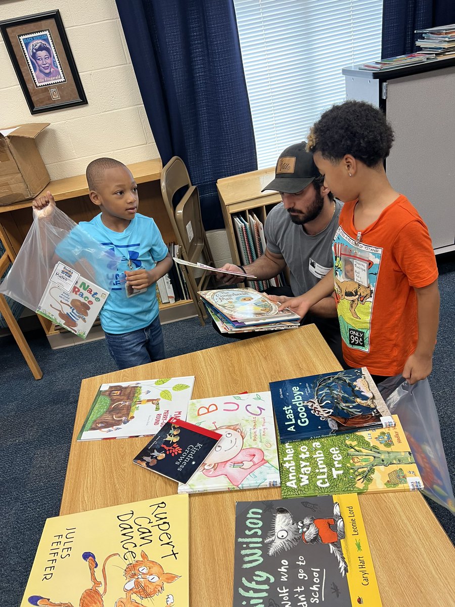SterlingElemen1's tweet photo. We ❤️ 📚! Thank you again @PromisingPages and @BrighthouseFin for making our event a huge success! @CharMeckSchools #BooksonBreak #sterlingpride🐯 #PreK #Kindergarten #1stGrade https://t.co/r00pBbsvHj