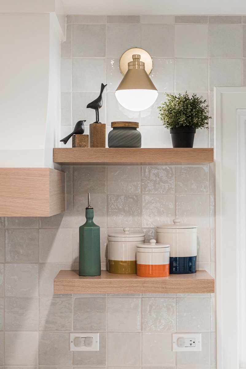 SynergyBuilders's tweet photo. Open shelving in a kitchen design exposing your utensils, dishes, cookbooks, &amp; décor emits a sense of intent &amp; purposefulness with easy access to your favorite items. Double win! 

https://t.co/V3zuiYFsWH 
#Openshelving #KitchenDesign #KithenRemodel #FloatingShelves https://t.co/CGi5ZlKkOz