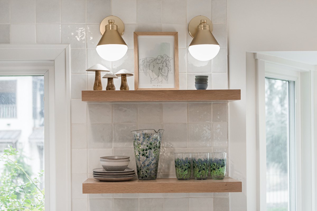 SynergyBuilders's tweet photo. Open shelving in a kitchen design exposing your utensils, dishes, cookbooks, &amp; décor emits a sense of intent &amp; purposefulness with easy access to your favorite items. Double win! 

https://t.co/V3zuiYFsWH 
#Openshelving #KitchenDesign #KithenRemodel #FloatingShelves https://t.co/CGi5ZlKkOz