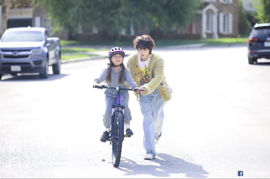 AwakeLovemyself's tweet photo. 自転車の乗り方教えてください🚲
(知ってるくせにw)

#素敵なジンくん集め隊  
#BTSJIN  
#D385 
#WeLoveYouJin https://t.co/whAQjuNjLP