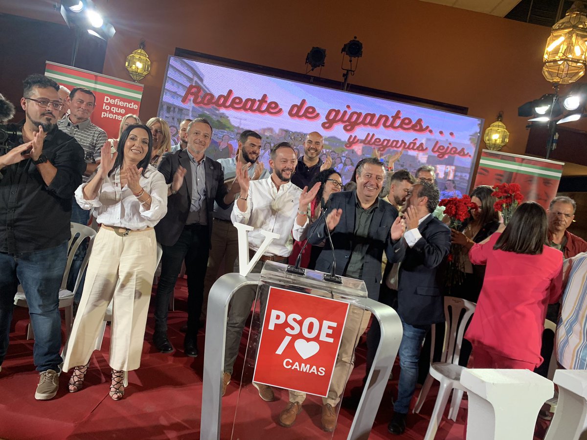 jlriosc's tweet photo. El domingo #VotaPSOE VOTA @psoecamas con V de @Victor_AvilaM con V de Victoria junto a @rafarecio22 y @JFdezdelosRios grandes Socialistas y grandes amigos #VotaLoQuePiensas #RodeateDeGigantes https://t.co/gDaDc85Kc8
