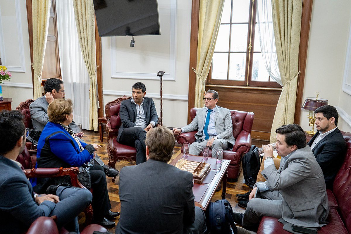 Nos reunimos con la rectora de mi querida Universidad Nacional, Dolly Montoya. 

Me reafirmo que este es el gobierno que debe fortalecer la educación superior pública. Hay que recuperar el tiempo perdido!! 

#OrgulloUn