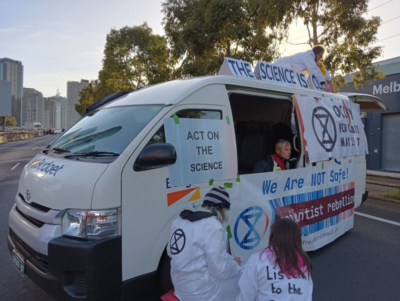 Three scientists arrested after blocking Kings Way exit, Melbourne.
A major road blocked for 3 hours in morning traffic, city near shutdown, in cooperation with @ExtinctionR.

#TheScienceIsClear

lnkd.in/dR7f2hz9

#twiff, 30, #ScientistRebellion, Australia, Melbourne