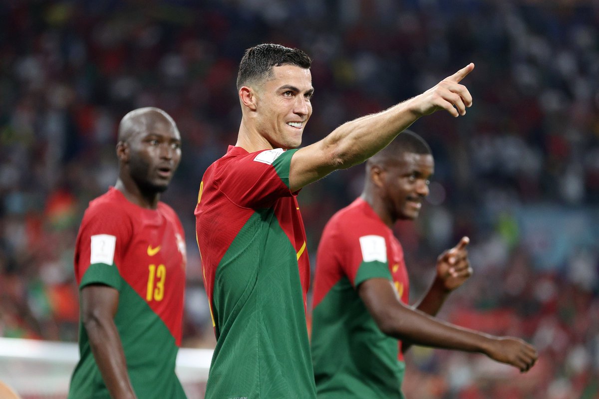 selecaoportugal's tweet photo. CR7 a ser CR7! 🚀🐐 Cristiano Ronaldo resolve o jogo com um golão de fora da área! #VesteABandeira https://t.co/7mf965wQr6
