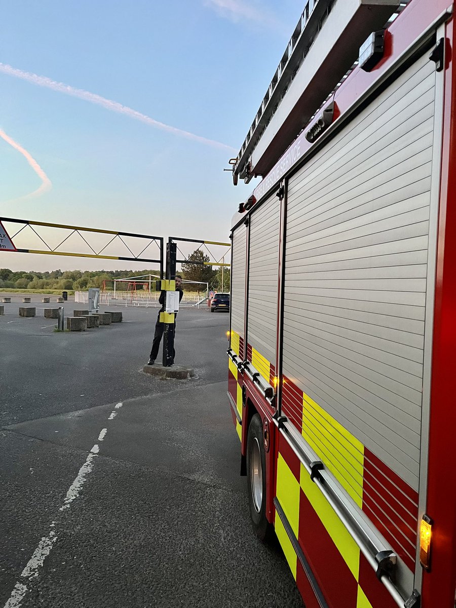 🔥 Weekly Drill Nights 🔥

Airfield RFFS evening tonight….Airfield Timed Responses, Deployment Drills, Pump Operating and Vehicle/Equipment Familiarisation.

Followed by a familiarisation visit in our 1000m area, which included access gates and keys.