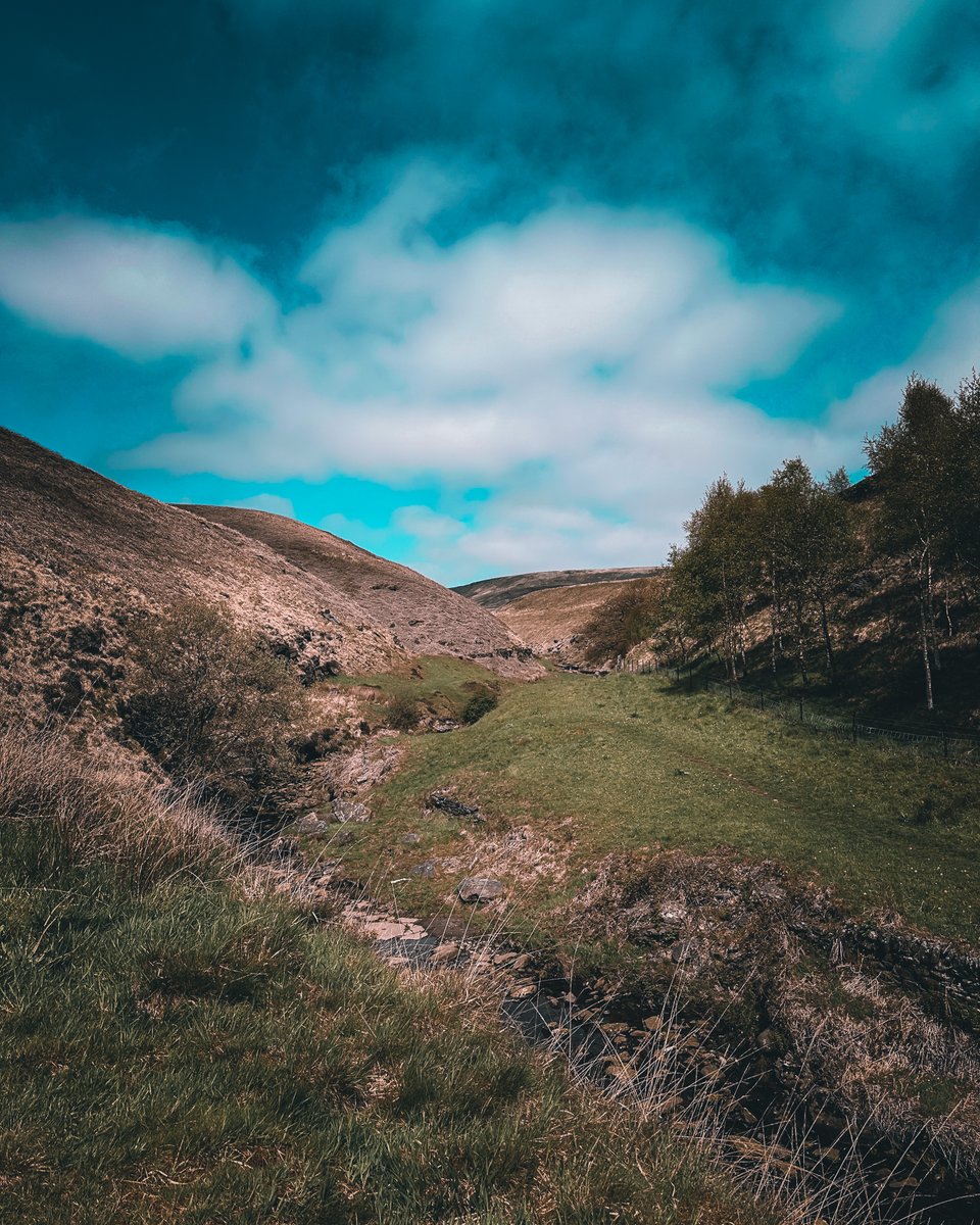 📍 Check out these stunning photos of Marsden Moor in the Peak District! This beautiful countryside is the perfect destination for an adventure. 

#photography #naturephotography #adventuretime #peakdistrictadventures #hikingadventures #naturelovers  #scenicbritain