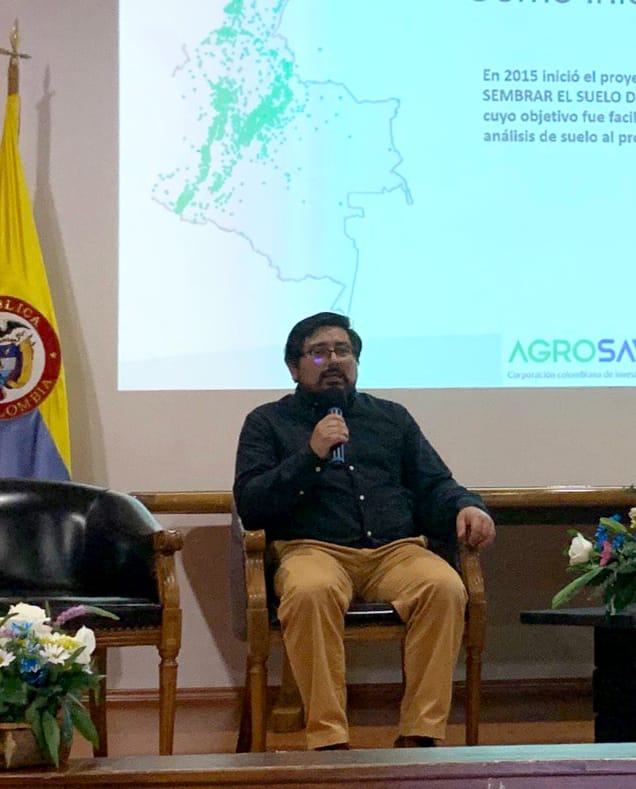 INMdeColombia's tweet photo. Comienza la presentación sobre Transformación Digital en el sector agropecuario a cargo de @SomosAGROSAVIA. Rafael Pedraza y @cesar_cavg nos brindan perspectivas y aprendizajes sobre cómo la tecnología transforma la forma de trabajar en agricultura.
#SemanaSIM #INMdeColombia https://t.co/L9xOs7jn9a