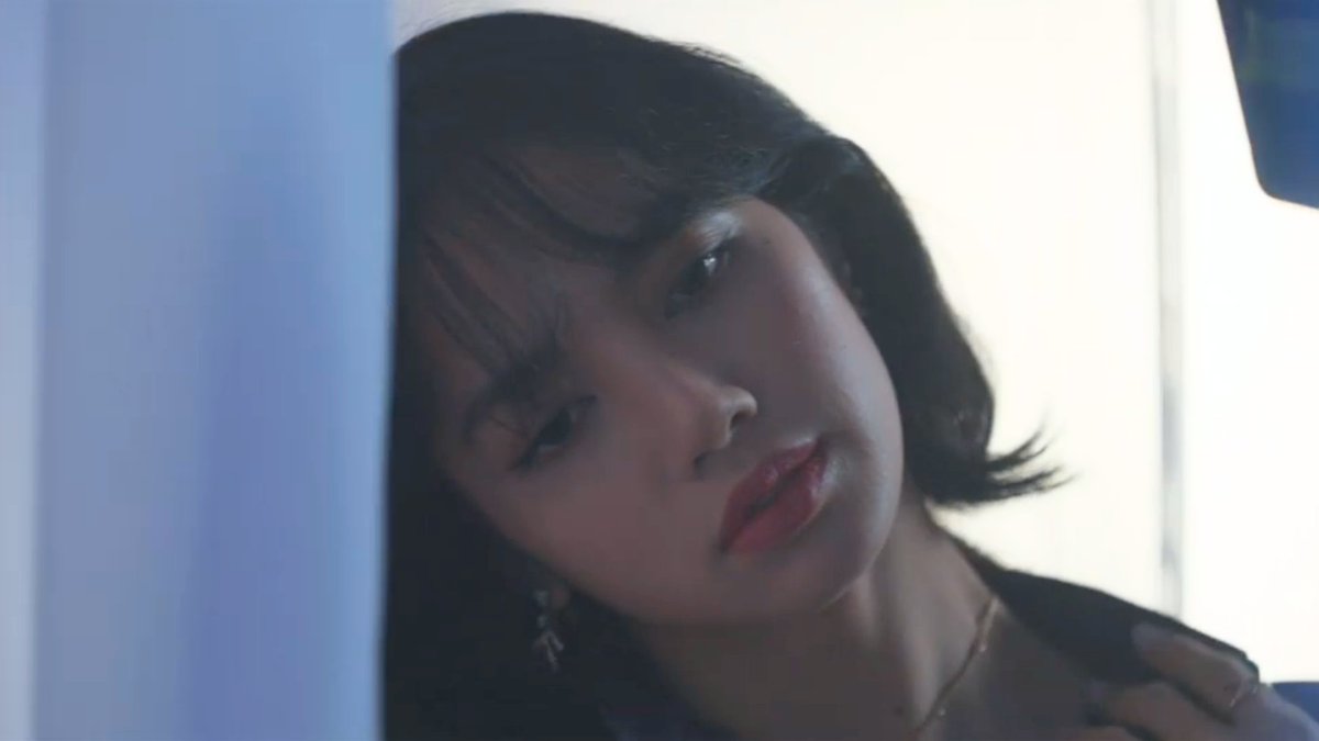 PrimeVideoAUNZ's tweet photo. "Why do you like Lisa?" Have you seen her??? She's a magical fairy QUEEN 😍 #Blackpink #Lisa #blinks 

🎥: #InsideTheDream https://t.co/ckx3Jm5UFl
