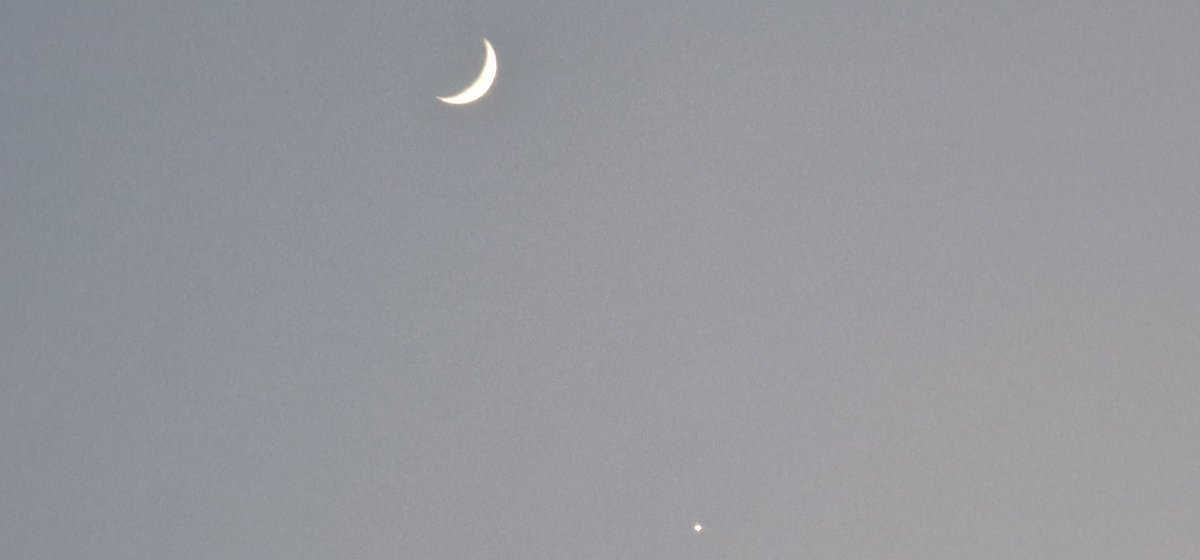 A waxing crescent moon, Venus and an orange sky #spring #oldcoulsdon