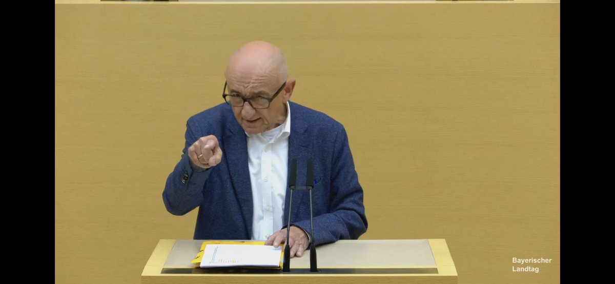 AchWendler's tweet photo. „Mein Gott, ist halt so. Bestimmte Dinge im Leben kann man sich nicht aussuchen.“ Alfred #Sauter auf die Frage, warum er sich mit seinem Ex-#CSU -Fraktionskoll. #Bausback, dem Chef des #Masken-Ausschusses, immer noch duze. Sauter fühlt sich zu Unrecht angeprangert. @BR24 https://t.co/mqKmgaQsk3