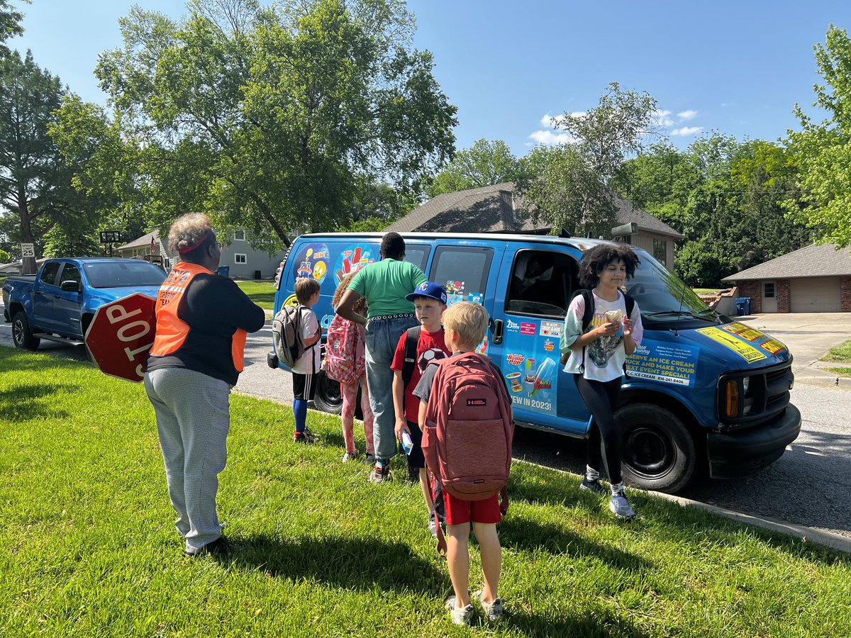Walkers who use Ms. Griffin’s crosswalk at <a href="/ADdolphins/">Alexander Doniphan</a> were surprised today with ice cream - courtesy of their favorite crossing guard! #ShareTheGoodLPS