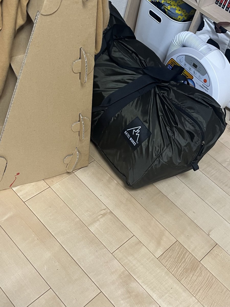 yuki_campingood's tweet photo. 部屋の隅に野生のテントが横たわっている……笑
いつの間にか開封の儀してた!ずるーい!!私もしたかった!!
#wal3 https://t.co/mzSvvQbwf4