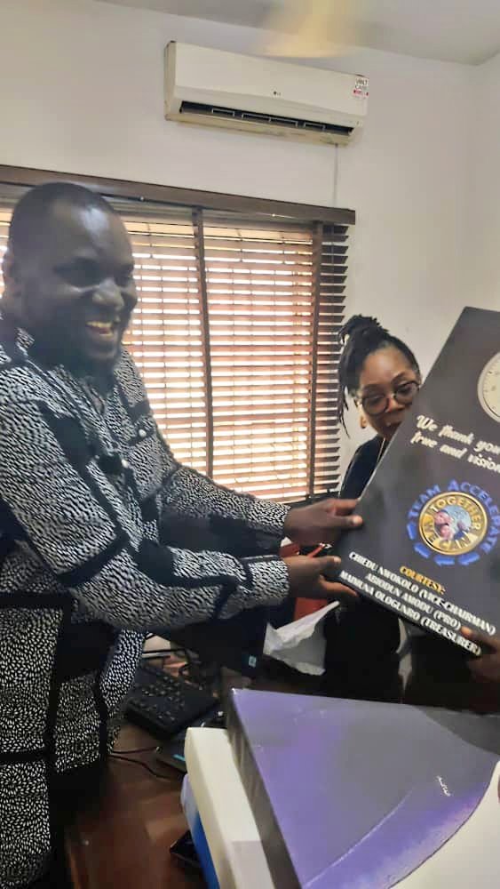 qcpta's tweet photo. Token of appreciation to the chairman by his fellow executive https://t.co/pG3uV1XU8j