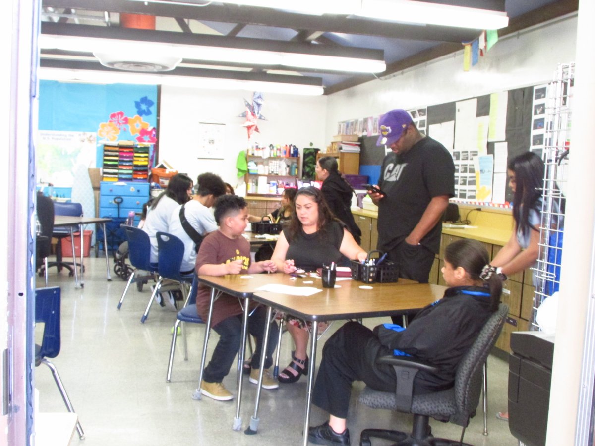 On May 18th, Palomar High School hosted our 2nd Project Based Learning Night of the year. Palomar Students and their families were invited to join us on this night to partake project making activities, such as lapidary, screen printing, terrariums, key chains, and more!  #sushsd