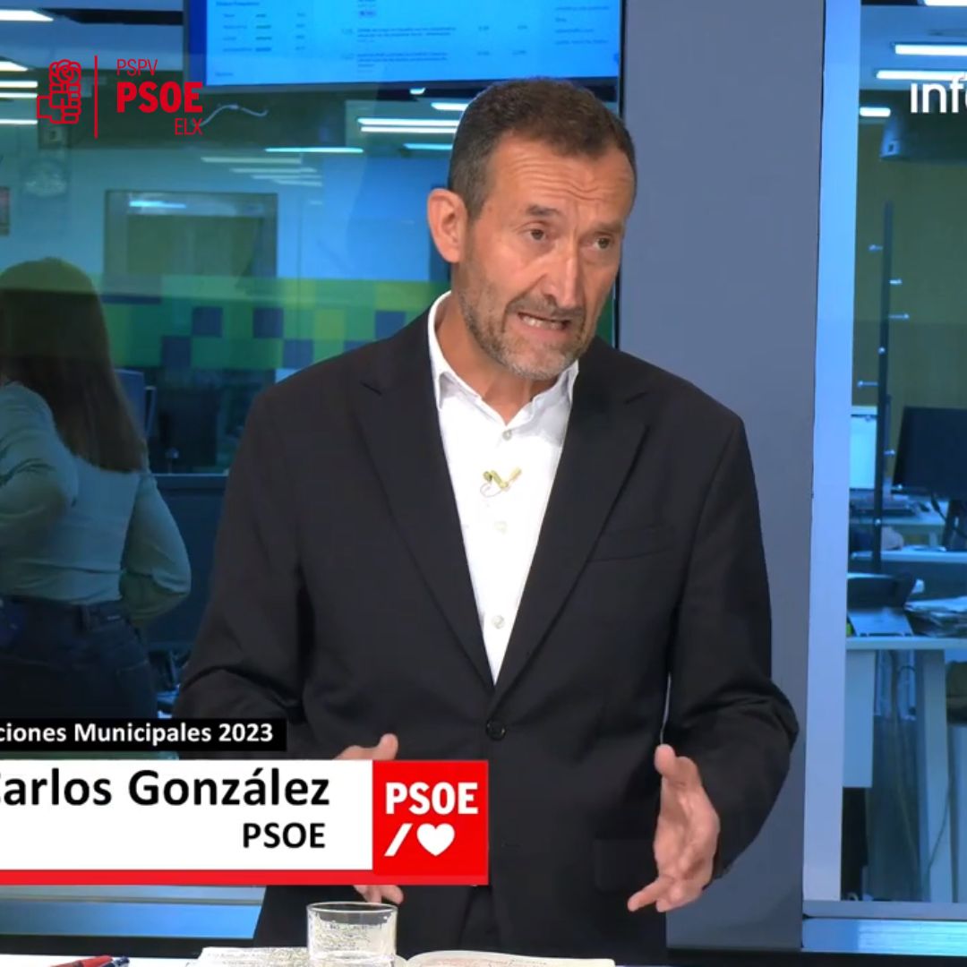 PSOE_Elx's tweet photo. 📺 @CarlosGlez2021 en el debate electoral de @Informacion_TV : "Seguiremos creando aparcamientos a la vez que impulsamos el transporte colectivo, y en este sentido, hemos puesto en marcha 25 nuevos autobuses híbridos, menos contaminantes". 

#elx #psoeelx #aELCHElevabien #debate https://t.co/A2IPzFaLgE