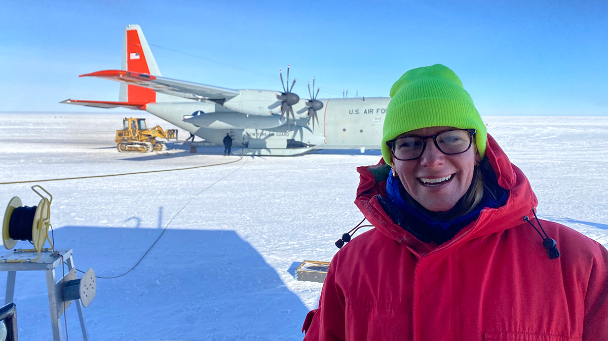 NCSAatIllinois's tweet photo. For years, Melanie Archipley has worked with data from the #SouthPoleTelescope to enrich her astronomy research. As an NCSA CAPS Fellow, she received an opportunity of a lifetime – a trip to #Antarctica to work with the SPT in person.
Read about her trip: https://t.co/i7btqzkGyO https://t.co/QG78UiYnvv