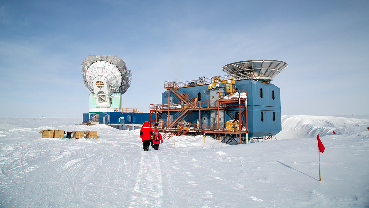 NCSAatIllinois's tweet photo. For years, Melanie Archipley has worked with data from the #SouthPoleTelescope to enrich her astronomy research. As an NCSA CAPS Fellow, she received an opportunity of a lifetime – a trip to #Antarctica to work with the SPT in person.
Read about her trip: https://t.co/i7btqzkGyO https://t.co/QG78UiYnvv