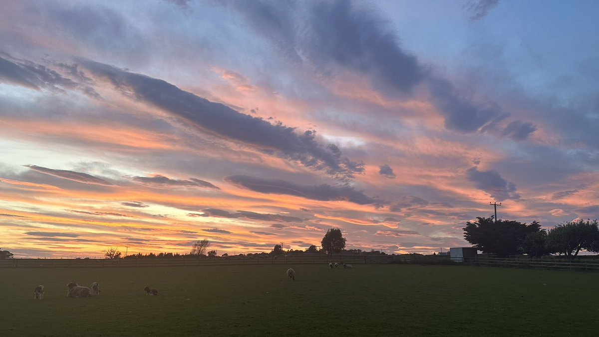 sengak76's tweet photo. @trafficscotland It’s lovely, here’s skyline view from my back door 😍 https://t.co/99qNtEZIhG