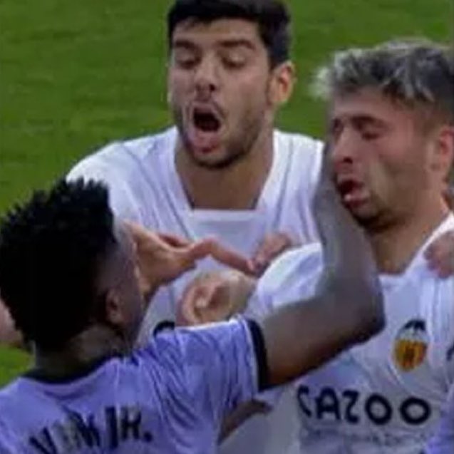 Lewandowski: *Tocarse la nariz*:  3 𝐩𝐚𝐫𝐭𝐢𝐝𝐨𝐬 𝐝𝐞 𝐬𝐚𝐧𝐜𝐢ó𝐧.

Vinicius: *Le agrede a un jugador del Valencia.* 𝑵𝒐 𝒆𝒔 𝒔𝒂𝒏𝒄𝒊𝒐𝒏𝒂𝒅𝒐

Esto es LaLiga española, juegan con otras reglas. VERGONZOSO!🤦‍♂️