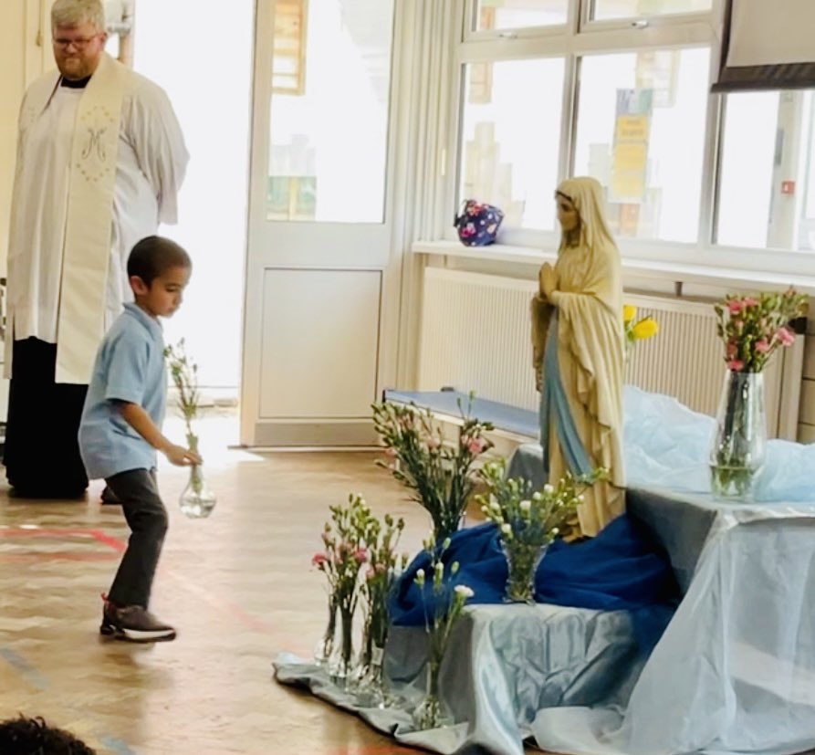 Thank you to @RevNeilPeoples for joining our Marian Procession today. 
@NottsDiocese @SRSChaplaincy1 
‘Let us run to Mary, and, as her little children, cast ourselves into her arms with a perfect confidence.’ -- Saint Francis de Sales. #GloriousMysteries