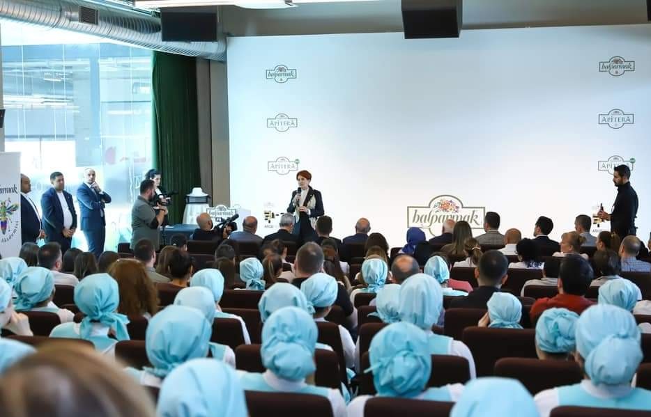 ffakkaya's tweet image. #BalParmak fabrikasında bugün mesai saatinde tüm çalışanlar Meral Akşener'i dinliyor.
Bunu Cumhur İttifakı liderlerinden biri yapsa şimdi kıyamet kopmuştu.Ama muhalefet yapınca herkes üç maymunu oynuyor.Neyse ki biz fırsat eşitliğinden yanayız. 
Sana da teşekkürler @balparmak !