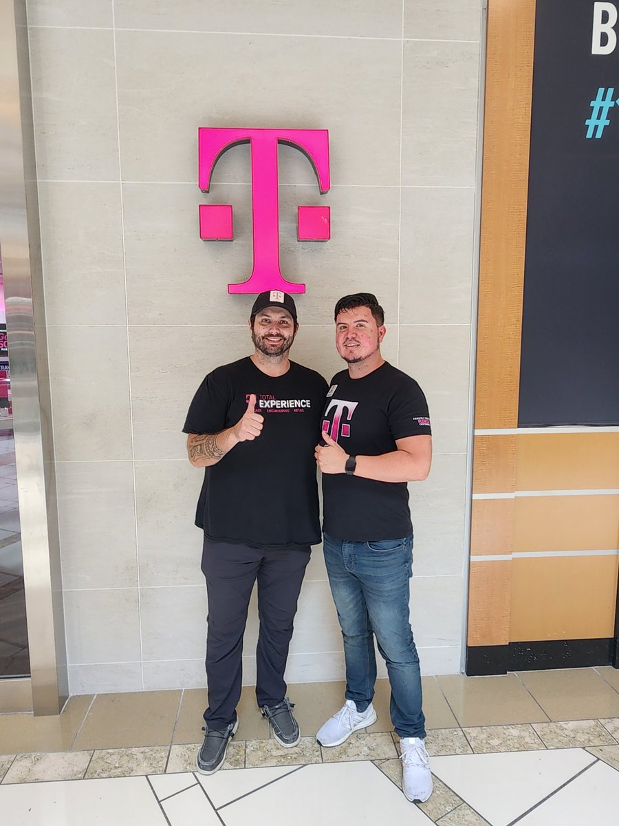 A Great Total Experience visit with Tampa Tech Coach Brenden and Store Manager Chris spending some time at International Mall today!!! <a href="/EddiePryor7/">Eddie Pryor</a> <a href="/Howard_Nickey/">A Howard</a> @carndoggydog @TampaBeastDM @tomjyang